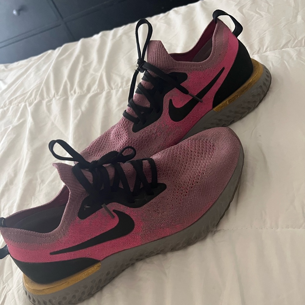 Woman’s nike running shoes